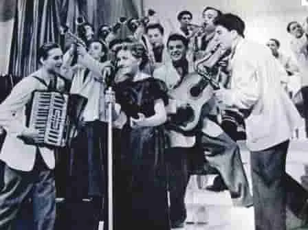 La influencia de la música en la sociedad y su papel en la expresión cultural y emocional.