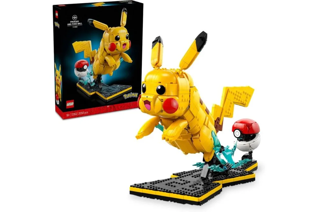 Set LEGO Pikachu saliendo de una Poké Ball de más de 2000 piezas en exhibición