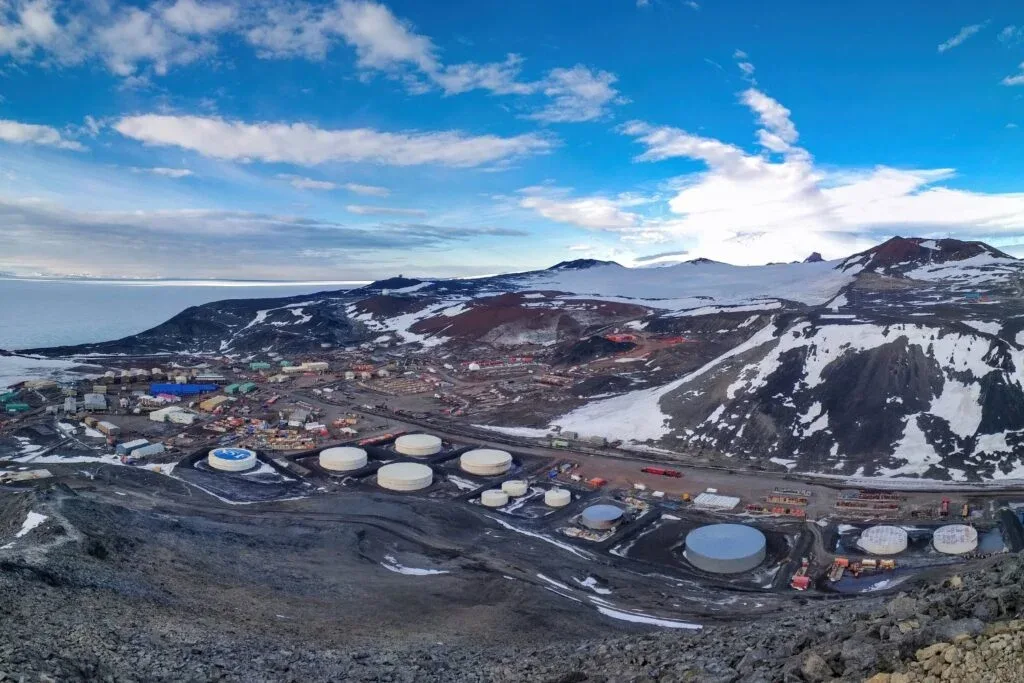 Suelo árido de los Valles Secos de McMurdo en la Antártida con partículas microscópicas de contaminación