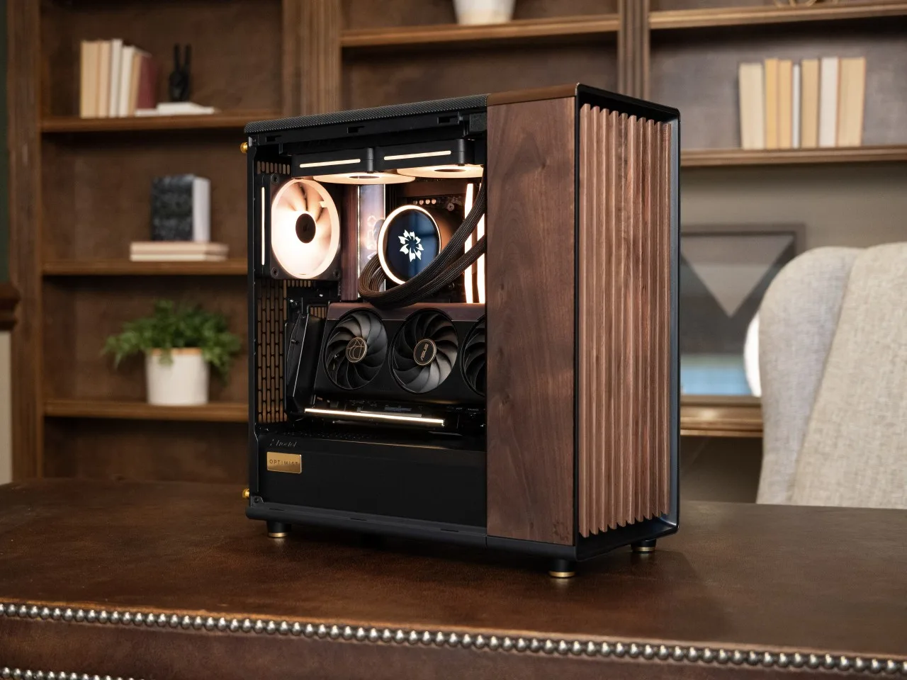 Torre de PC custom de madera de nogal con detalles de latón y paneles laterales transparentes